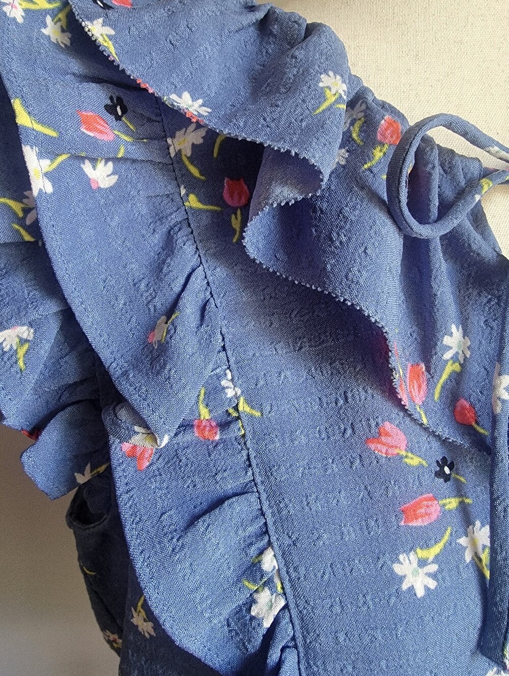 LOFT Blue Floral Ruffle Tie-Neck Blouse Size Medium - Picture 2 of 9